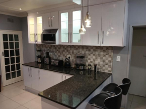 3BD Aerodeluxe Home with s/pool near airport